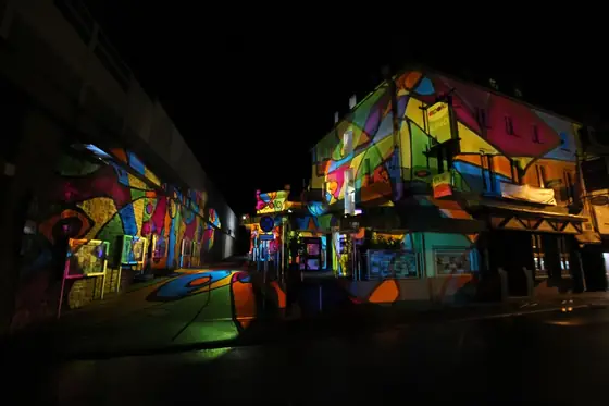 Apollo Kino – Außenansicht – Das Apollo Kino bei Nacht – Außenansicht mit beleuchteter Fassade.